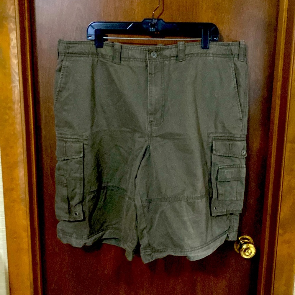 Like new canvas cargo Eddie Bauer men’s shorts.  8 pockets.